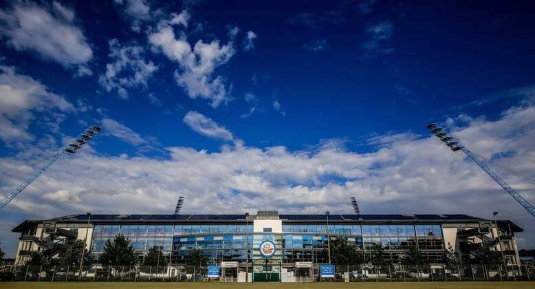 Fußball, Stadiongeschichte FC Hansa Rostock Deutschland, Rostock , Ostseestadion, Fussball , 3. Bundesliga, Saison 2017 2018 , Hansa Rostock - SV Meppen , Aussenansicht, Totale, Kogge, Sonne , Wolken , Flutlicht