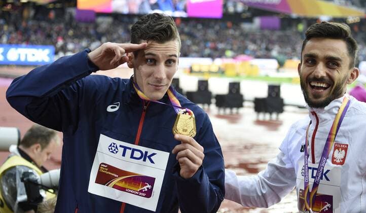 Bilder des Tages - SPORT LONDON , UNITED KINGDOM - AUGUST 9 : Pierre Ambroise Bosse of France pictured with his gold medal during podium ceremony 800 final at the16th IAAF World Athletics championships from august 4 till 13, 2017 in London ,United Kingdom, 09 08 2017 ATHLETISME : Championnats du Monde - Londres - 09 08 2017 PhotoNews Panoramic  775015799