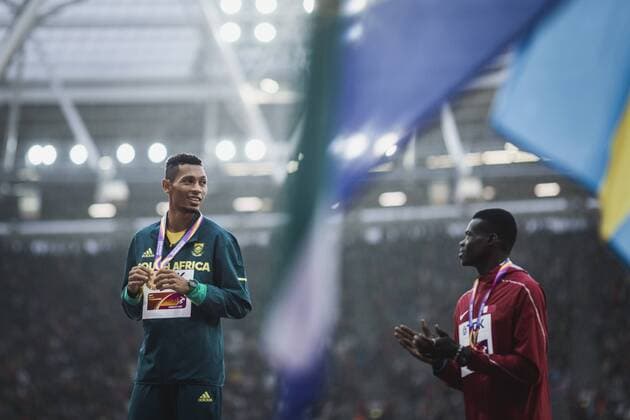 London, Großbritannien, 09.08.2017: Leichtathletik WM London 2017 - Tag 6. 400m Männer Siegerehrung, Wayde van Niekerk (Südafrika), Abdelah Haroun (Bahrain)