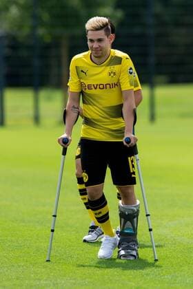 Dortmund, Germany, 2017-08-09, Präsentation BV Borussia Dortmund, BVB, Raphael Guerreiro (BVB) auf kruecken ( DeFodi001