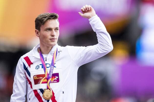 Leichtathletik, WM, Siegerehrung 400m Hürden Herren 170810 Norges Karsten Warholm jublar med guldmedaljen pa prisceremonin för 400m häck under dag sju av friidrotts-VM den 10 augusti 2017 i London.  Copyright: JOELxMARKLUND BB170810JM003