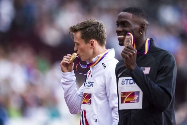 Leichtathletik, WM, Siegerehrung 400m Hürden Herren 170810 Norges Karsten Warholm jublar med guldmedaljen pa prisceremonin för 400m häck under dag sju av friidrotts-VM den 10 augusti 2017 i London.  Copyright: JOELxMARKLUND BB170810JM004