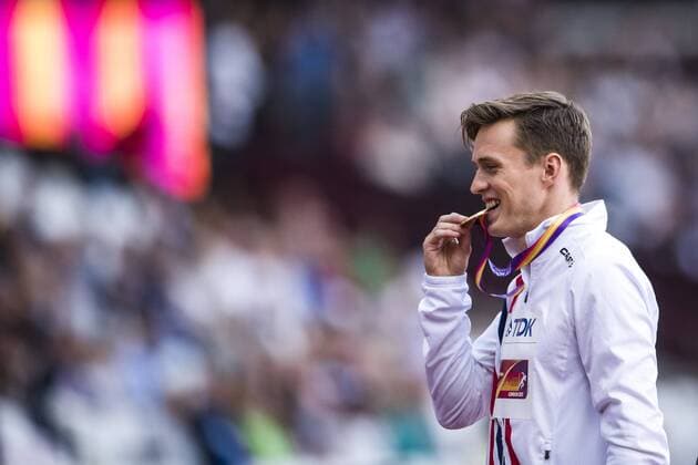 Leichtathletik, WM, Siegerehrung 400m Hürden Herren 170810 Norges Karsten Warholm jublar med guldmedaljen pa prisceremonin för 400m häck under dag sju av friidrotts-VM den 10 augusti 2017 i London.  Copyright: JOELxMARKLUND BB170810JM005
