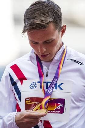 Leichtathletik, WM, Siegerehrung 400m Hürden Herren 170810 Norges Karsten Warholm jublar med guldmedaljen pa prisceremonin för 400m häck under dag sju av friidrotts-VM den 10 augusti 2017 i London.  Copyright: JONxOLAVxNESVOLD BB170810JE003