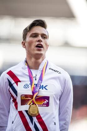 Leichtathletik, WM, Siegerehrung 400m Hürden Herren 170810 Norges Karsten Warholm jublar med guldmedaljen pa prisceremonin för 400m häck under dag sju av friidrotts-VM den 10 augusti 2017 i London.  Copyright: JONxOLAVxNESVOLD BB170810JE004