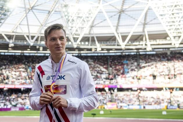 Leichtathletik, WM, Siegerehrung 400m Hürden Herren 170810 Norges Karsten Warholm jublar med guldmedaljen pa prisceremonin för 400m häck under dag sju av friidrotts-VM den 10 augusti 2017 i London.  Copyright: JONxOLAVxNESVOLD BB170810JE009