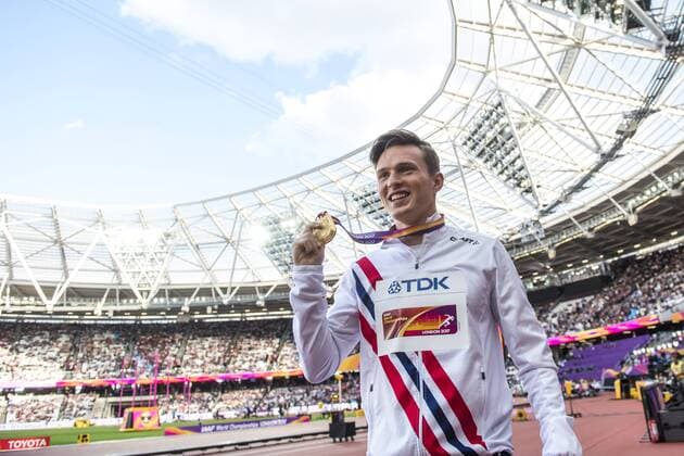 Leichtathletik, WM, Siegerehrung 400m Hürden Herren 170810 Norges Karsten Warholm jublar med guldmedaljen pa prisceremonin för 400m häck under dag sju av friidrotts-VM den 10 augusti 2017 i London.  Copyright: JONxOLAVxNESVOLD BB170810JE010