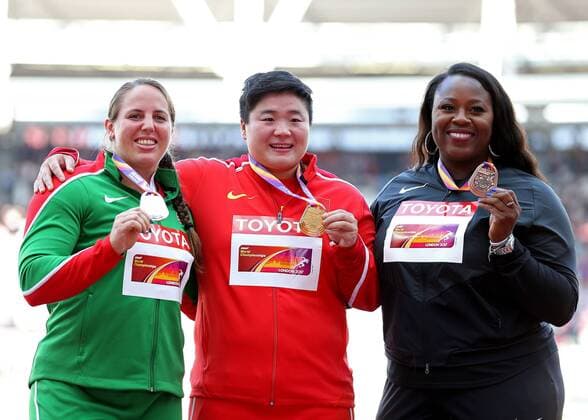 Bilder des Tages - SPORT August 10th 2017, London Stadium, East London, England; IAAF World Championships, Day 7; Lijiao Gong of China with the Gold Medal, Anita Martin of Hungary with the Silver Medal and Michelle Carter of USA with the Bonze medal pose during the medal ceremony xJohnxPatrickxFletcherx  ActionPlus11914322