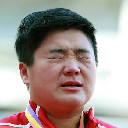 Bilder des Tages - SPORT (170811) -- LONDON, Aug. 11, 2017 -- Gold medalist Gong Lijiao of China bursts into tears during the awarding ceremony for women s shot put at the 2017 IAAF World Championships in London, Britain, on Aug. 10, 2017. ) (SP)BRITAIN-LONDON-ATHLETICS-IAAF-WORLD CHAMPIONSHIPS LuoxHuanhuan 