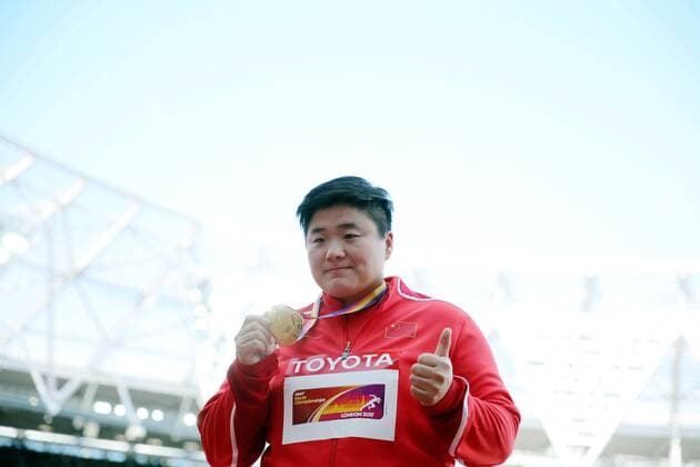 (170811) -- LONDON, Aug. 11, 2017 -- Gold medalist Gong Lijiao of China poses during the awarding ceremony for women s shot put at the 2017 IAAF World Championships in London, Britain, on Aug. 10, 2017. ) (SP)BRITAIN-LONDON-ATHLETICS-IAAF-WORLD CHAMPIONSHIPS LuoxHuanhuan 