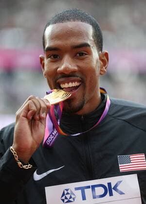 Bilder des Tages - SPORT August 11th 2017, London Stadium, East London, England; IAAF World Championships, Day 8; Christian Taylor of USA with the Gold medal for Men& x2019;s Triple Jump during the medal ceremony xJohnxPatrickxFletcherx  ActionPlus11914578
