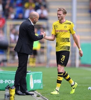 Fussball DFB Pokal 1. runde Saison 2017 2018 in Freiburg FC Rielasingen-Arlen - Borussia Dortmund 12.08.2017 Trainer Peter Bosz (li, Borussia Dortmund) bedankt sich bei Andre Schuerrle (re, Borussia Dortmund) bei seiner Auswechslung Freiburg 