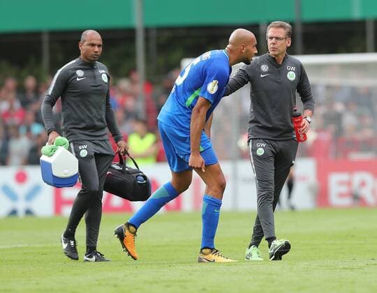 John Anthony Brooks (VfL Wolfsburg 25) mit Doktor Gunter Wilhem