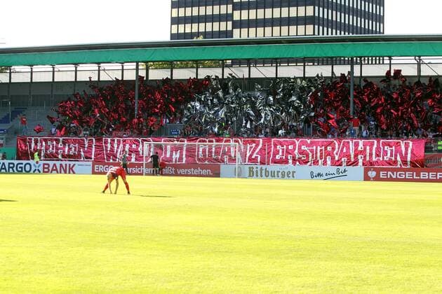 Fußball, Stadiongeschichte SV Wehen Wiesbaden 13.08.2017, xsvx, Fussball DFB-Pokal, 1.Runde SV Wehen Wiesbaden - Erzgebirge Aue, emspor, v.l. Fans Fan Ultras Wehen Wiesbaden Stimmung Schals Fahnen Choreographie Wiesbaden