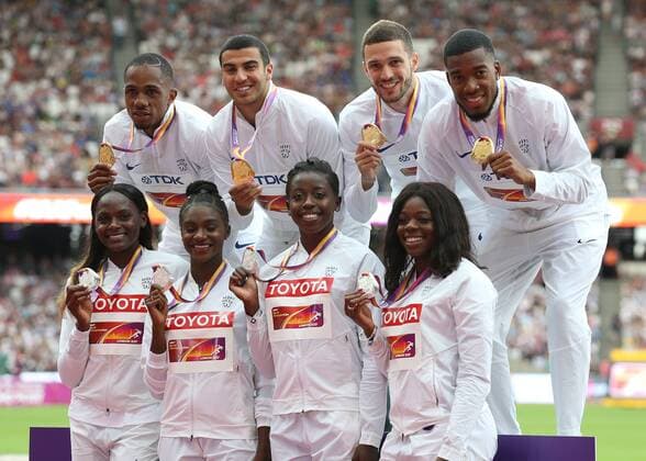 Bilder des Tages - SPORT August 13th 2017, London Stadium, East London, England; IAAF World Championships, Day 10; Asha Philips of Great Britain, Desiree Henry of Great Britain, Dina Asher-Smith of Great Britain and Daryll Neita of Great Britain pose with their silver medals in 4x100 metres relay for women alongside Chijindu Ujah of Great Britain, Adam Gemili of Great Britain, Daniel Talbot of Great Britain and Nethaneel Mitchell-Blake of Great Britain with their Gold Medals for 4x100 metres relay for men win xJohnxPatrickxFletcherx  ActionPlus11916151