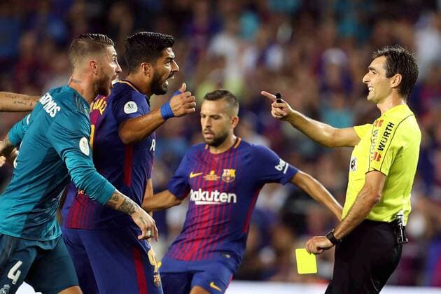 Real Madrid s defender Sergio Ramos (L) and FC Barcelona Barca s Uruguayan striker Luis Suarez (2L) adress referee Ricardo de Burgos Bengoetxea (R) during the UEFA Super Cup first leg match between FC Barcelona and Real Madrid at the Camp Nou stadium in Barcelona, Catalonia, Spain, 13 August 2017. BARCELONA VS. REAL MADRID !ACHTUNG: NUR REDAKTIONELLE NUTZUNG!  Copyright: xTonixAlbirx BCN011 20170813-636382613216063952
