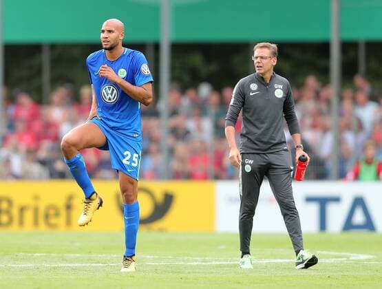 Doktor Gunter Wilhem mit dem verletzten John Anthony Brooks (VfL Wolfsburg 25)
