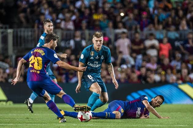 August 13, 2017 - Barcelona, Catalonia, Spain - FC Barcelona Barca midfielder S. ROBERTO competes with Real Madrid midfielder KROOS for the ball during the Spanish Super Cup Final 1st leg between FC Barcelona and Real Madrid at the Camp Nou stadium in Barcelona FC Barcelona 1:3 Real Madrid - Spanish Super Cup 2017 - ZUMAo105 20170813_zap_o105_064 Copyright: xMatthiasxOesterlex
