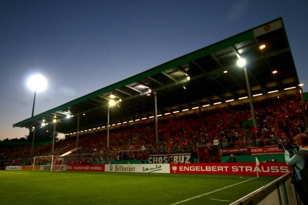 Fussball, Herren, Saison 2017 18, DFB-Pokal, 1. Hauptrunde, FC Energie Cottbus - VfB Stuttgart, Fans des FC Energie Cottbus in der Nordtribüne, 13.08.17, Copyright: xMichaelxHundtx xMatthiasxKochx