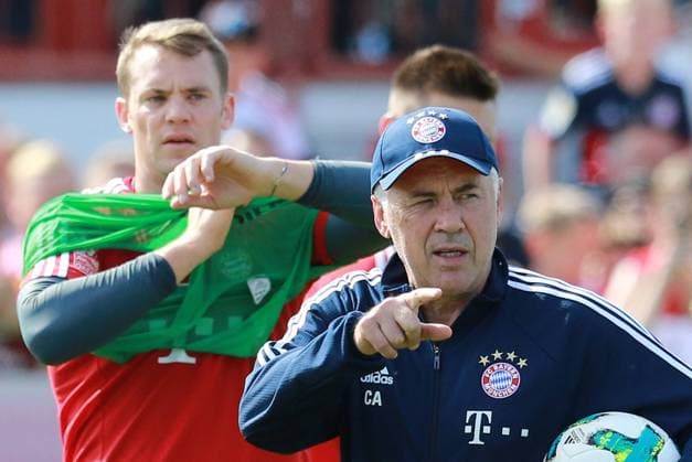 Themen der Woche - SPORT Bilder des Tages - SPORT Trainer Carlo Ancelotti und Torwart Manuel Neuer Fussball 1.BL FC Bayern München 14.08.2017 Training