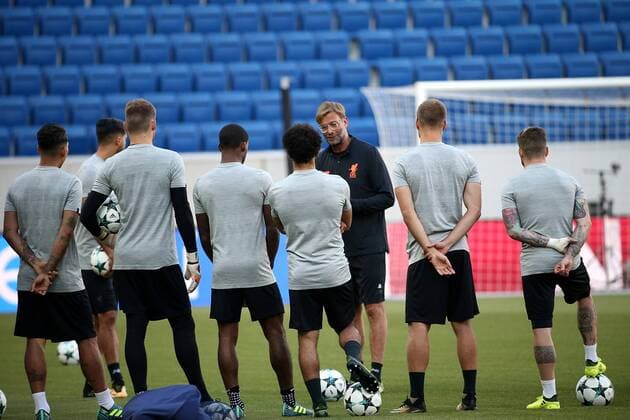 Fußball, CL Quali, FC Liverpool Training GER, UEFA CL, Qualifikation, TSG 1899 Hoffenheim (GER) vs FC Liverpool (GB) 27.06.2017, Trainingszentrum, Zuzenhausen, GER, UEFA CL, Qualifikation, TSG 1899 Hoffenheim (GER) vs FC Liverpool (GB) , im Bild Trainer Jürgen Klopp (Liverpool) erklärt seinen Spielern die taktik für das Spiel gegen Hoffenheim nordphotoxBratic nph00250