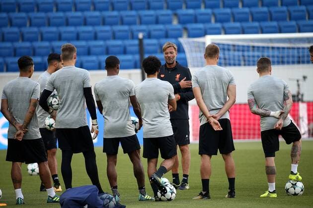 Fußball, CL Quali, FC Liverpool Training GER, UEFA CL, Qualifikation, TSG 1899 Hoffenheim (GER) vs FC Liverpool (GB) 27.06.2017, Trainingszentrum, Zuzenhausen, GER, UEFA CL, Qualifikation, TSG 1899 Hoffenheim (GER) vs FC Liverpool (GB) , im Bild Trainer Jürgen Klopp (Liverpool) erklärt seinen Spielern die taktik für das Spiel gegen Hoffenheim nordphotoxBratic nph00250