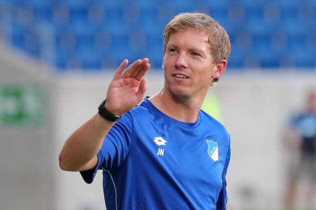 Bilder des Tages - SPORT Julian Nagelsmann (Trainer, Cheftrainer, Hoffenheim), winkt ins Publikum, gibt Anweisungen, gestikuliert, mit den Armen gestikulieren, gives instructions, gesticulate, Einzelbild, beim Training am Vortag des Spiels, Abschlusstraining im Stadion, Übungseinheit, Spielvorbereitung, Action, Aktion, Fussball, UEFA Champions League Qualifikation, MD-1, TSG 1899 Hoffenheim - FC Liverpool, xozx