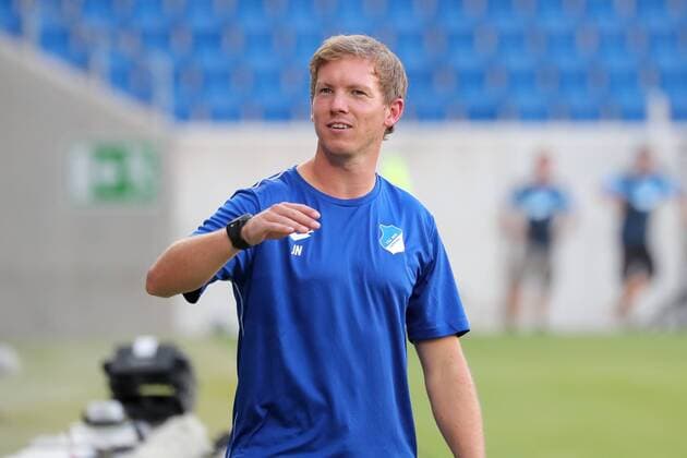 Julian Nagelsmann (Trainer, Cheftrainer, Hoffenheim), winkt ins Publikum, gibt Anweisungen, gestikuliert, mit den Armen gestikulieren, gives instructions, gesticulate, Einzelbild, beim Training am Vortag des Spiels, Abschlusstraining im Stadion, Übungseinheit, Spielvorbereitung, Action, Aktion, Fussball, UEFA Champions League Qualifikation, MD-1, TSG 1899 Hoffenheim - FC Liverpool, xozx