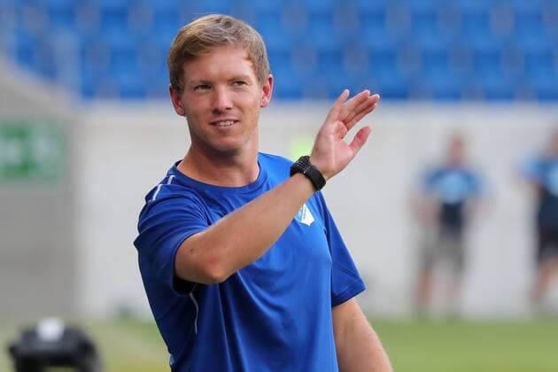 Julian Nagelsmann (Trainer, Cheftrainer, Hoffenheim), winkt ins Publikum, gibt Anweisungen, gestikuliert, mit den Armen gestikulieren, gives instructions, gesticulate, Einzelbild, beim Training am Vortag des Spiels, Abschlusstraining im Stadion, Übungseinheit, Spielvorbereitung, Action, Aktion, Fussball, UEFA Champions League Qualifikation, MD-1, TSG 1899 Hoffenheim - FC Liverpool, xozx