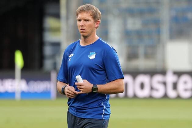 Julian Nagelsmann (Trainer, Cheftrainer, Hoffenheim), Einzelbild, beim Training am Vortag des Spiels, Abschlusstraining im Stadion, Übungseinheit, Spielvorbereitung, Action, Aktion, nachdenklich, besorgt, pessimistisch, Fussball, UEFA Champions League Qualifikation, MD-1, TSG 1899 Hoffenheim - FC Liverpool, xozx