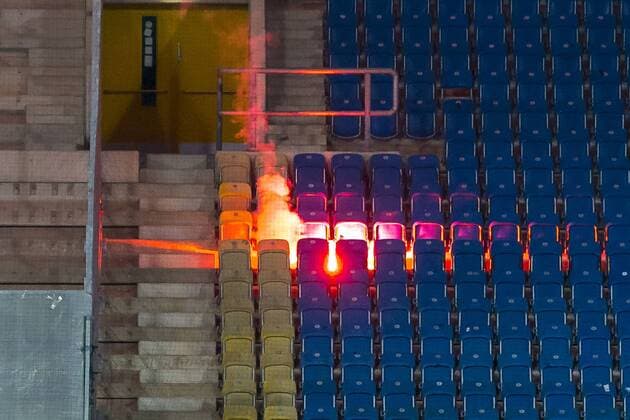 Fußball, Stadiongeschichte FC Hansa Rostock Hertha Fans zuenden zum Anfang der zweiten Halbzeit im eigenen Gaesteblock Pyrotechnik und Schiessen Feuerwerkskoerper in Richtung des Heimblocks und des Spielfelds. F.C. Hansa Rostock vs Hertha BSC Berlin, Fussball, DFB-Pokal 1. Runde, 14.08.17 Rostock Mecklenburg-Vorpommern Germany Ostseestadion Copyright: xAgentur54Gradx xFelixxKoenigx