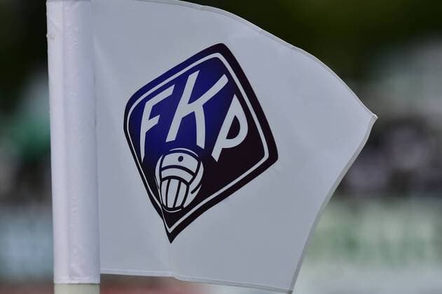 13.08.2017 - Fussball - Saison 2017 2018 - DFB Pokal Vereinspokal - 01. Runde: SV Morlautern - SpVgg Greuther Fürth Fuerth - MeZi - Feature Impression Symbolbild Symbolfoto - Eckfahne mit Wappen Emblem Logo Symbol von FK Pirmasens FKP