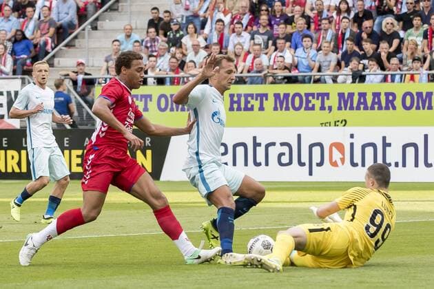UTRECHT, FC Utrecht - Zenit Sint-Petersburg, 16-8-2017, voetbal, seizoen 2017-2018, voorronde Europa League, stadion Galgenwaard, kans voor FC Utrecht speler Cyreil Dessers (2L), FC Zenit keeper Andrey Lunev (R) redt, FC Zenit speler Domenico Criscito (M) Utrecht - Zenit  x1672716x