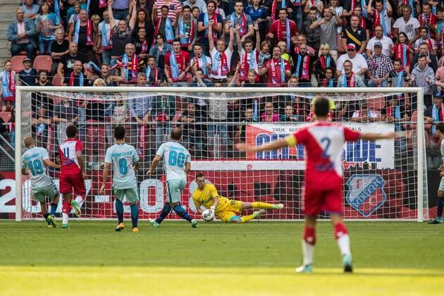UTRECHT - 16-08-2017. Stadion Galgenwaard , Voetbal , Seizoen 2016 2017 , Europees Voetbal , UEFA , FC Utrecht - FC Zenit Sint-Petersburg , FC Utrecht speler Cyriel Dessers met de kans op 1-0 Utrecht - Zenit  x1672725x