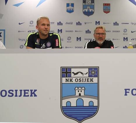 SOCCER - EL quali, Osijek vs A.Wien OSIJEK,CROATIA,16.AUG.17 - SOCCER - UEFA Europa League qualification, NK Osijek vs FK Austria Wien, preview, press conference PK Pressekonferenz A.Wien. Image shows Raphael Holzhauser (A.Wien) and head coach Thorsten Fink (A.Wien). GEPAxpictures xChristianxOrt