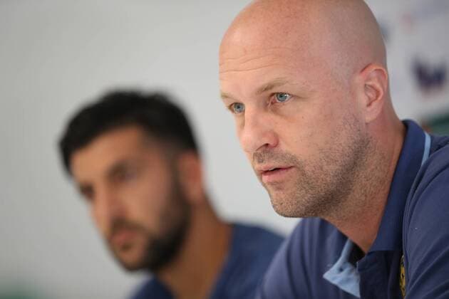 SOCCER - EL quali, Altach vs Tel Aviv INNSBRUCK,AUSTRIA,16.AUG.17 - SOCCER - UEFA Europa League qualification, SCR Altach vs Maccabi Tel Aviv, preview, press conference PK Pressekonferenz Tel Aviv. Image shows Avi Rikan and head coach Jordi Cruijff (Maccabi). GEPAxpictures xAndreasxPranter