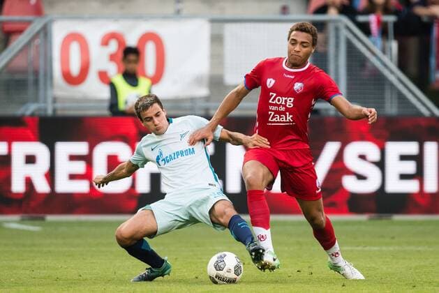 (L-R) ,Emanuel Mammana of Zenit St Petersburg Cyriel Dessers of FC Utrecht during the UEFA Europa League fourth round qualifying first leg match between FC Utrecht and FK Zenit St Petersburg at the Nieuw Galgenwaard Stadium on August 16, 2017 in Utrecht, The Netherlands FC Utrecht v FK Zenit St Petersburg UEFA Europa League 2017 2018 xVIxVIxImagesx xGerritxvanxKeulenxIVx 8488540
