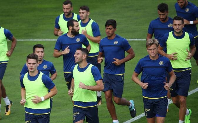 SOCCER - EL quali, Altach vs Tel Aviv INNSBRUCK,AUSTRIA,16.AUG.17 - SOCCER - UEFA Europa League qualification, SCR Altach vs Maccabi Tel Aviv, preview, training Tel Aviv. Image shows Tal Ben Haim, Vidar OErn Kjartansson, Aaron Schoenfeld (Maccabi). GEPAxpictures xAndreasxPranter