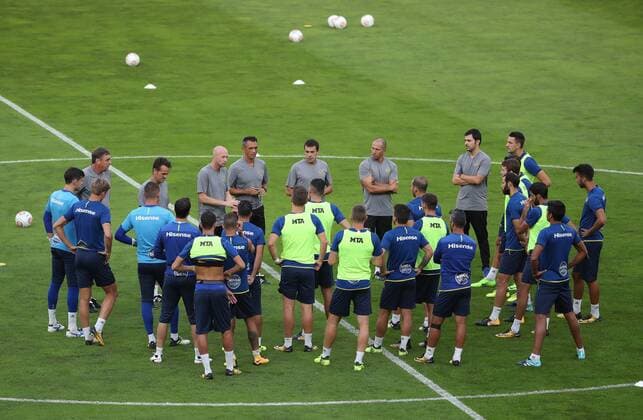 SOCCER - EL quali, Altach vs Tel Aviv INNSBRUCK,AUSTRIA,16.AUG.17 - SOCCER - UEFA Europa League qualification, SCR Altach vs Maccabi Tel Aviv, preview, training Tel Aviv. Image shows the team and head coach Jordi Cruijff (Maccabi). GEPAxpictures xAndreasxPranter