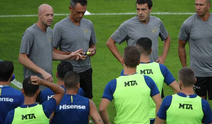 SOCCER - EL quali, Altach vs Tel Aviv INNSBRUCK,AUSTRIA,16.AUG.17 - SOCCER - UEFA Europa League qualification, SCR Altach vs Maccabi Tel Aviv, preview, training Tel Aviv. Image shows the team and head coach Jordi Cruijff (Maccabi). GEPAxpictures xAndreasxPranter