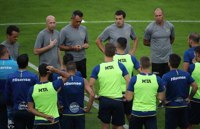 SOCCER - EL quali, Altach vs Tel Aviv INNSBRUCK,AUSTRIA,16.AUG.17 - SOCCER - UEFA Europa League qualification, SCR Altach vs Maccabi Tel Aviv, preview, training Tel Aviv. Image shows the team and head coach Jordi Cruijff (Maccabi). GEPAxpictures xAndreasxPranter