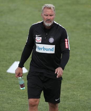 SOCCER - EL quali, Osijek vs A.Wien OSIJEK,CROATIA,16.AUG.17 - SOCCER - UEFA Europa League qualification, NK Osijek vs FK Austria Wien, preview, training A.Wien. Image shows head coach Thorsten Fink (A.Wien). GEPAxpictures xChristianxOrt
