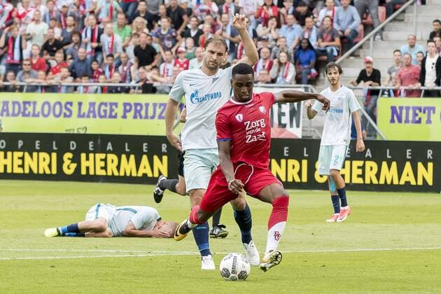 UTRECHT, FC Utrecht - Zenit Sint-Petersburg, 16-8-2017, voetbal, seizoen 2017-2018, voorronde Europa League, stadion Galgenwaard, kans voor FC Utrecht speler Gyrano Kerk (M), FC Zenit speler Branislav Ivanovic (2L) ziet al dat het buitenspel is Utrecht - Zenit  x1672758x