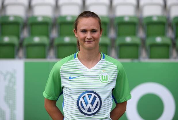 VfL Frauen, Fototermin Wolfsburg, Deutschland. 16.08.2017, FUßBALL - VfL Wolfsburg vs , 1. Allianz Frauen Bundesliga, Saison 2017-18. Bild zeigt: VfL Frauen, Mannschaftsfoto, Caroline Graham Hansen (VfL Wolfsburg) Wolfsburg