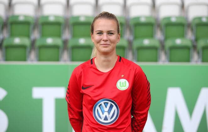 VfL Frauen, Fototermin Wolfsburg, Deutschland. 16.08.2017, FUßBALL - VfL Wolfsburg vs , 1. Allianz Frauen Bundesliga, Saison 2017-18. Bild zeigt: VfL Frauen, Mannschaftsfoto, Torfrau Merle Frohms (VfL Wolfsburg) Wolfsburg