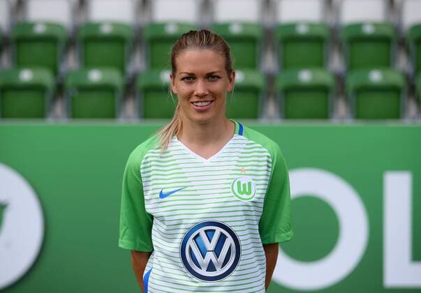 VfL Frauen, Fototermin Wolfsburg, Deutschland. 16.08.2017, FUßBALL - VfL Wolfsburg vs , 1. Allianz Frauen Bundesliga, Saison 2017-18. Bild zeigt: VfL Frauen, Mannschaftsfoto, Lara Dickenmann (VfL Wolfsburg) Wolfsburg