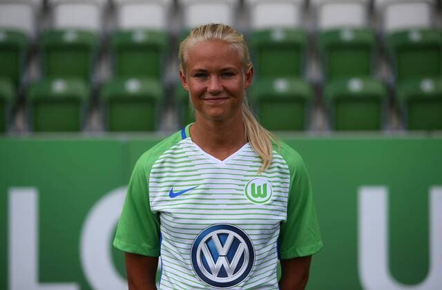 VfL Frauen, Fototermin Wolfsburg, Deutschland. 16.08.2017, FUßBALL - VfL Wolfsburg vs , 1. Allianz Frauen Bundesliga, Saison 2017-18. Bild zeigt: VfL Frauen, Mannschaftsfoto, Pernille Harder (VfL Wolfsburg) Wolfsburg