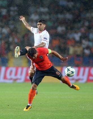 Bilder des Tages - SPORT Sevilla s Ever Banega and Medipol Basaksehir™s Emre Belozoglu during Medipol Basaksehir - Sevilla UEFA Champions League Play - Off 1st round game at Istanbul Fatih Terim Stadium, 16th August, 2017.  Copyright: TolgaxAdanali STA_2029