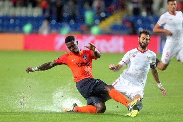 Medipol Basaksehir s Eljero Elia and Sevilla s Clement Lenglet during Medipol Basaksehir - Sevilla UEFA Champions League Play - Off 1st round game at Istanbul Fatih Terim Stadium, 16th August, 2017.  STA_2213