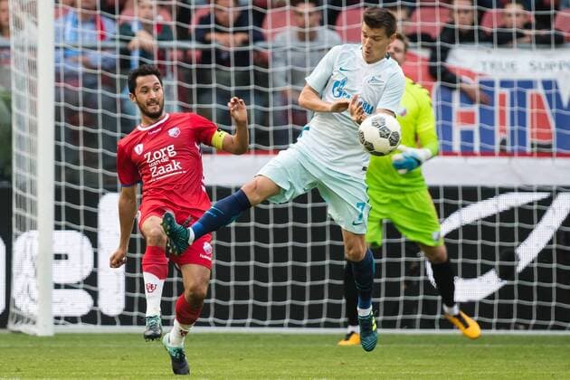 (L-R) Mark van der Maarel of FC Utrecht, Dmitri Poloz of FK Zenit St Petersburg during the UEFA Europa League fourth round qualifying first leg match between FC Utrecht and FK Zenit St Petersburg at the Nieuw Galgenwaard Stadium on August 16, 2017 in Utrecht, The Netherlands FC Utrecht v FK Zenit St Petersburg UEFA Europa League 2017 2018 xVIxVIxImagesx xGerritxvanxKeulenxIVx 8490001